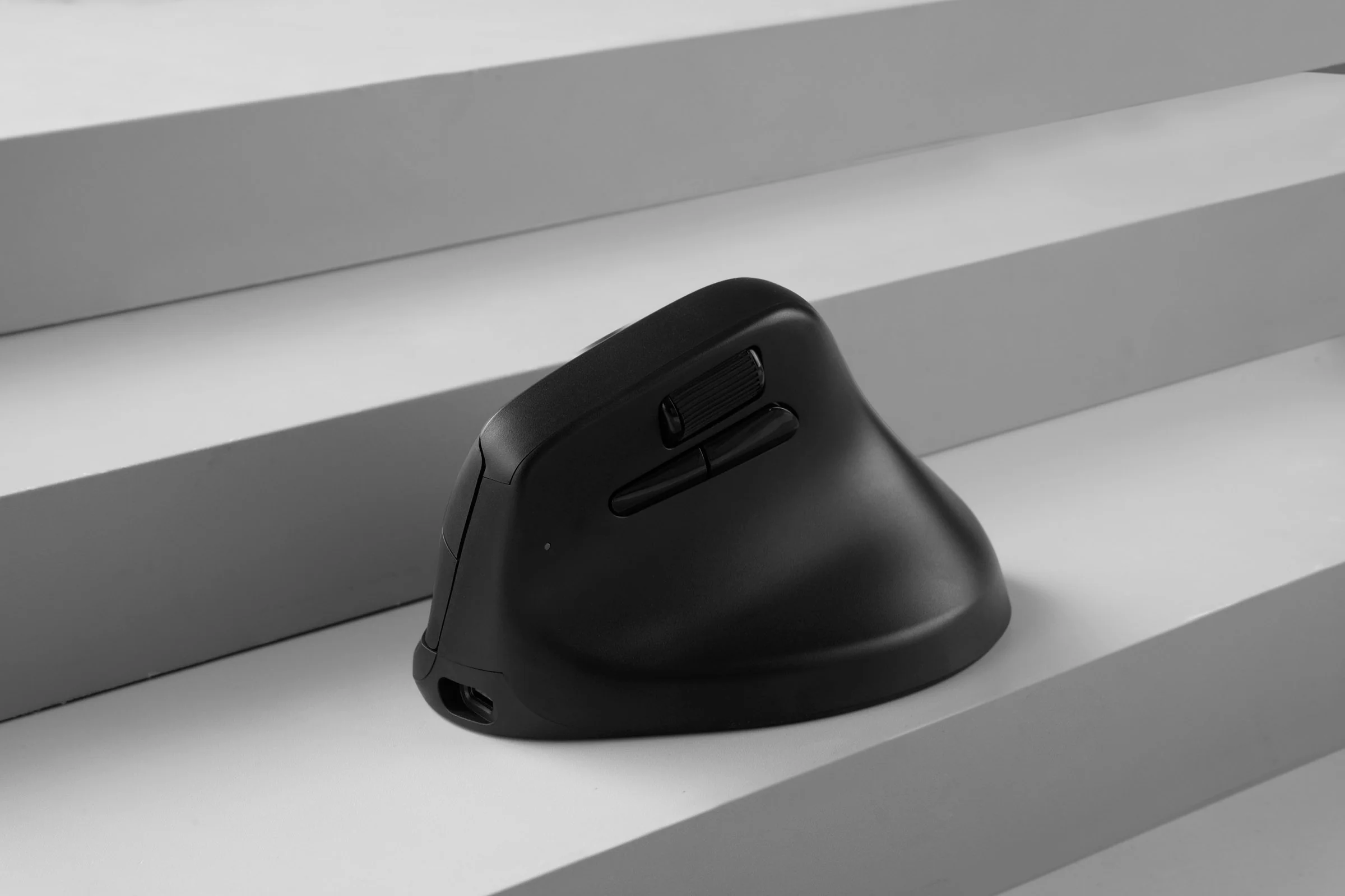 Keychron M5 Wireless Vertical Mouse - Image 7